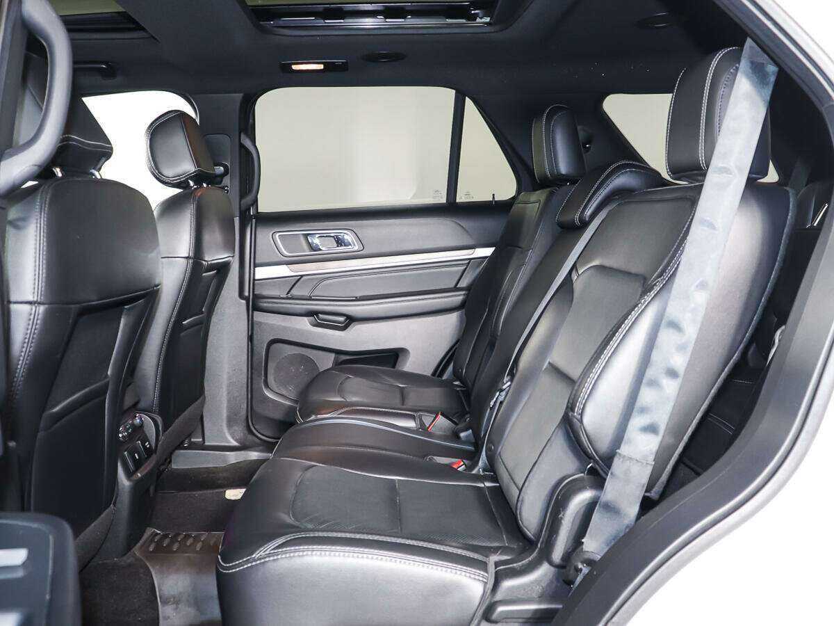 Купить Ford Explorer с пробегом. Фото: #9