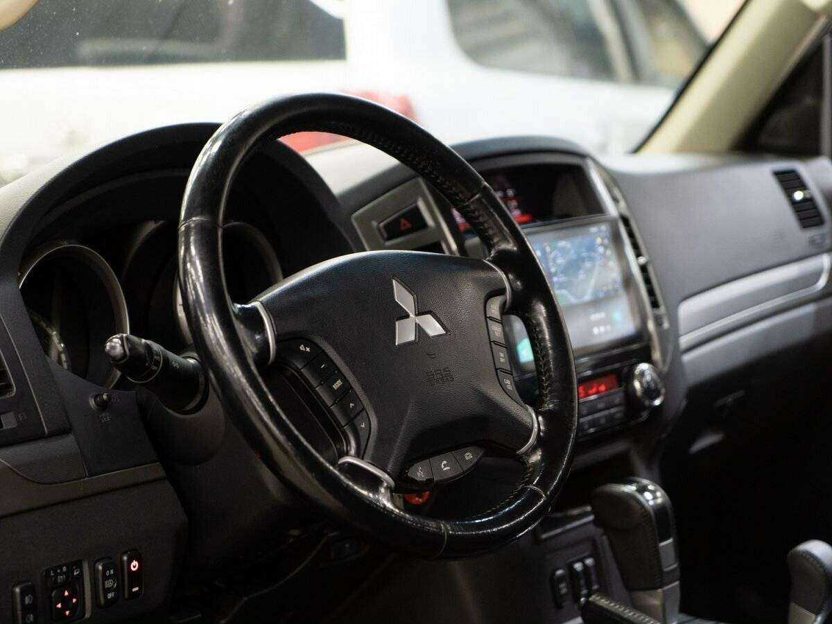 Купить Mitsubishi Pajero с пробегом. Фото: #3