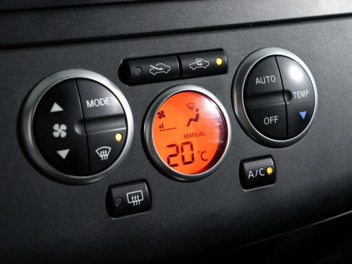 Купить Nissan Tiida с пробегом. Фото: #14