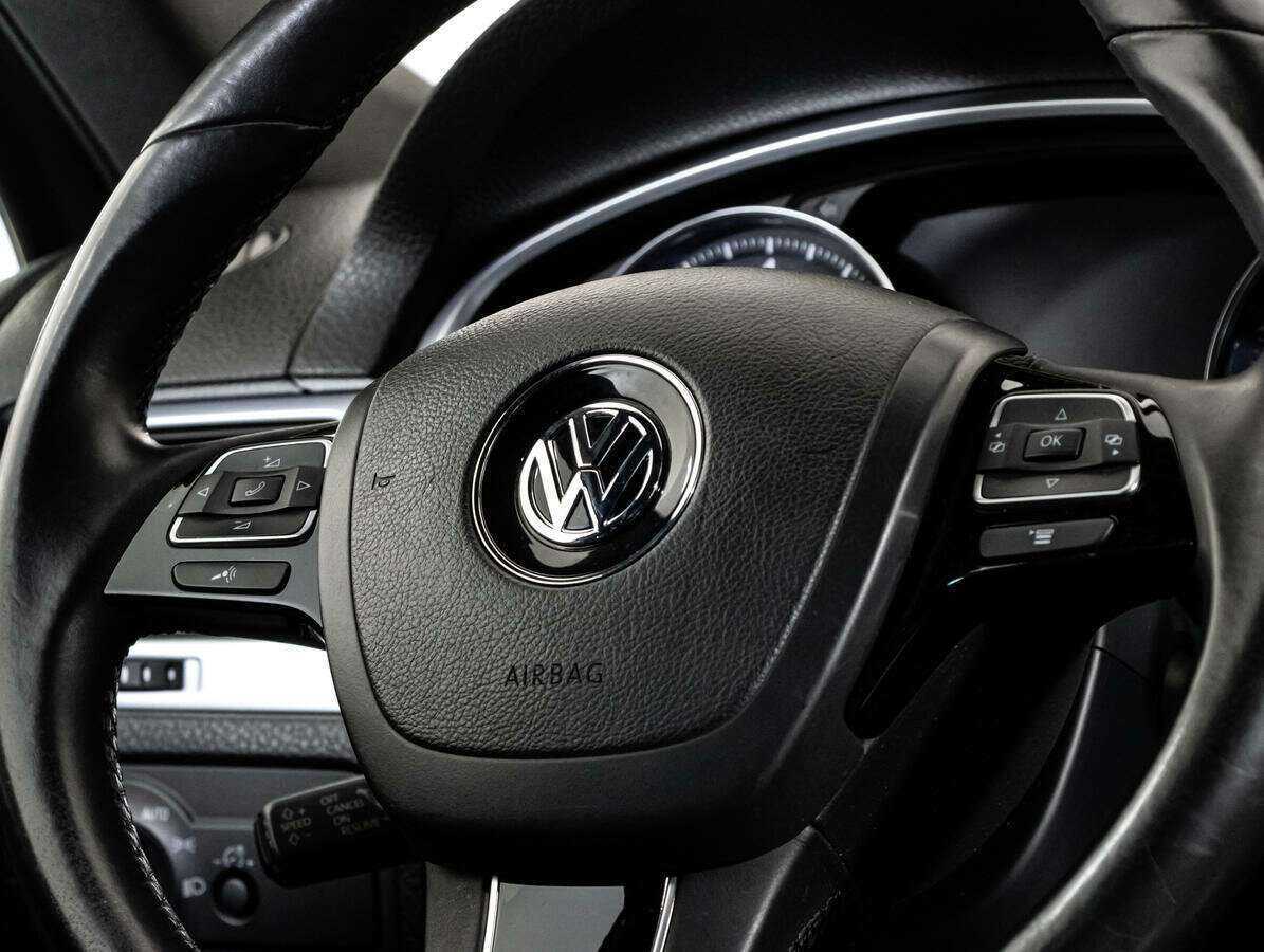 Купить Volkswagen Touareg с пробегом. Фото: #9