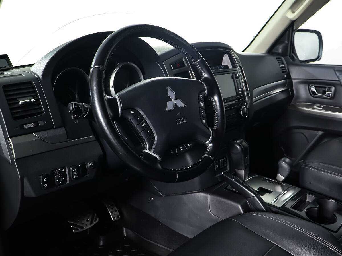 Купить Mitsubishi Pajero с пробегом. Фото: #10