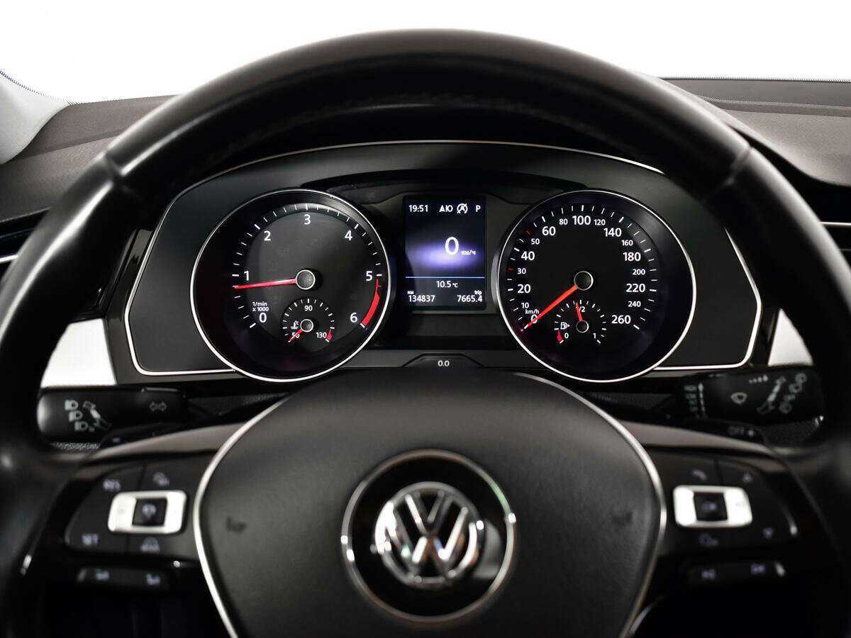 Купить Volkswagen Passat с пробегом. Фото: #10