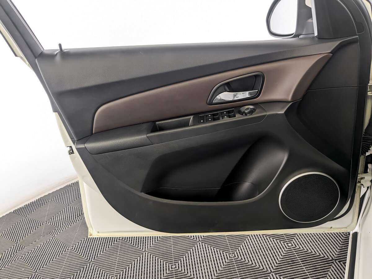 Купить Chevrolet Cruze с пробегом. Фото: #14