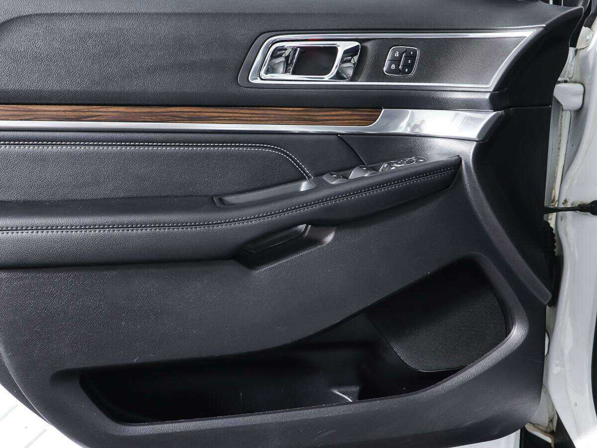 Купить Ford Explorer с пробегом. Фото: #18