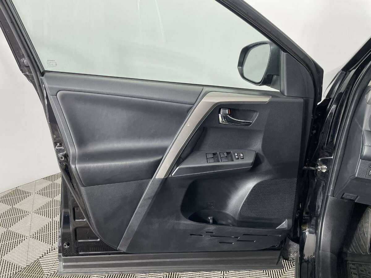 Купить Toyota RAV4 с пробегом. Фото: #7