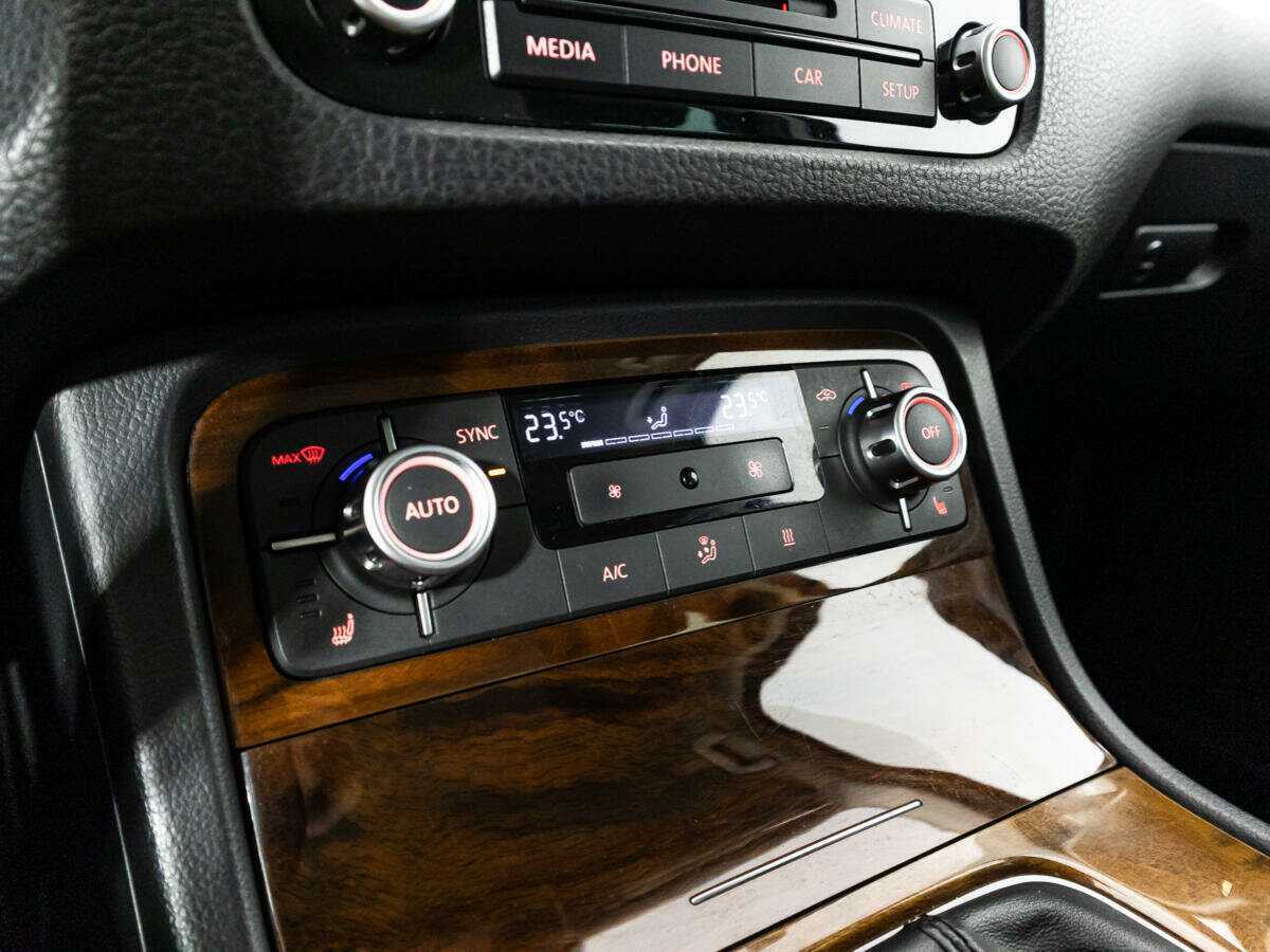 Купить Volkswagen Touareg с пробегом. Фото: #18