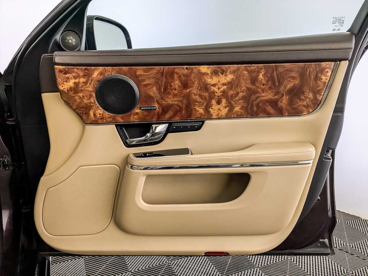 Купить Jaguar XJ с пробегом. Фото: #23