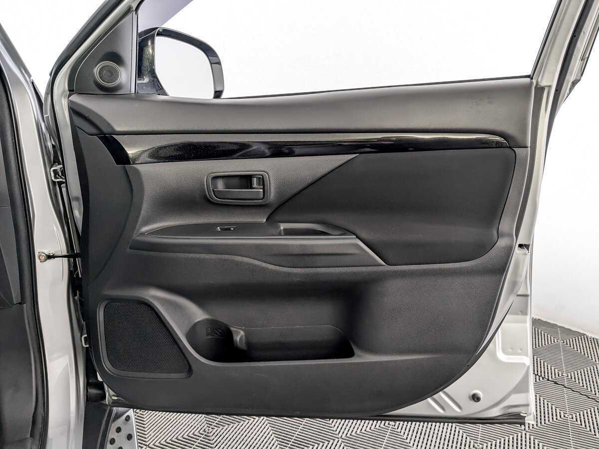 Купить Mitsubishi Outlander с пробегом. Фото: #23