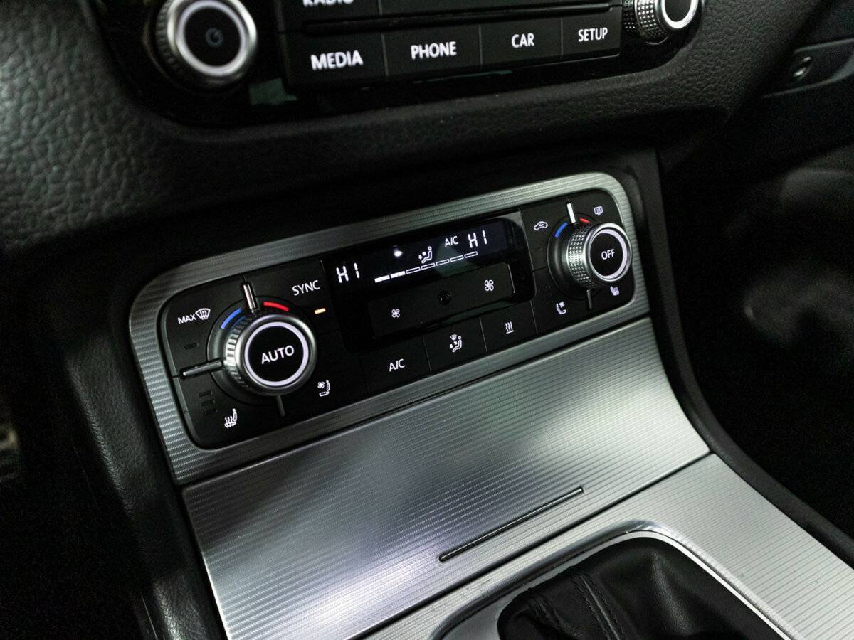 Купить Volkswagen Touareg с пробегом. Фото: #18