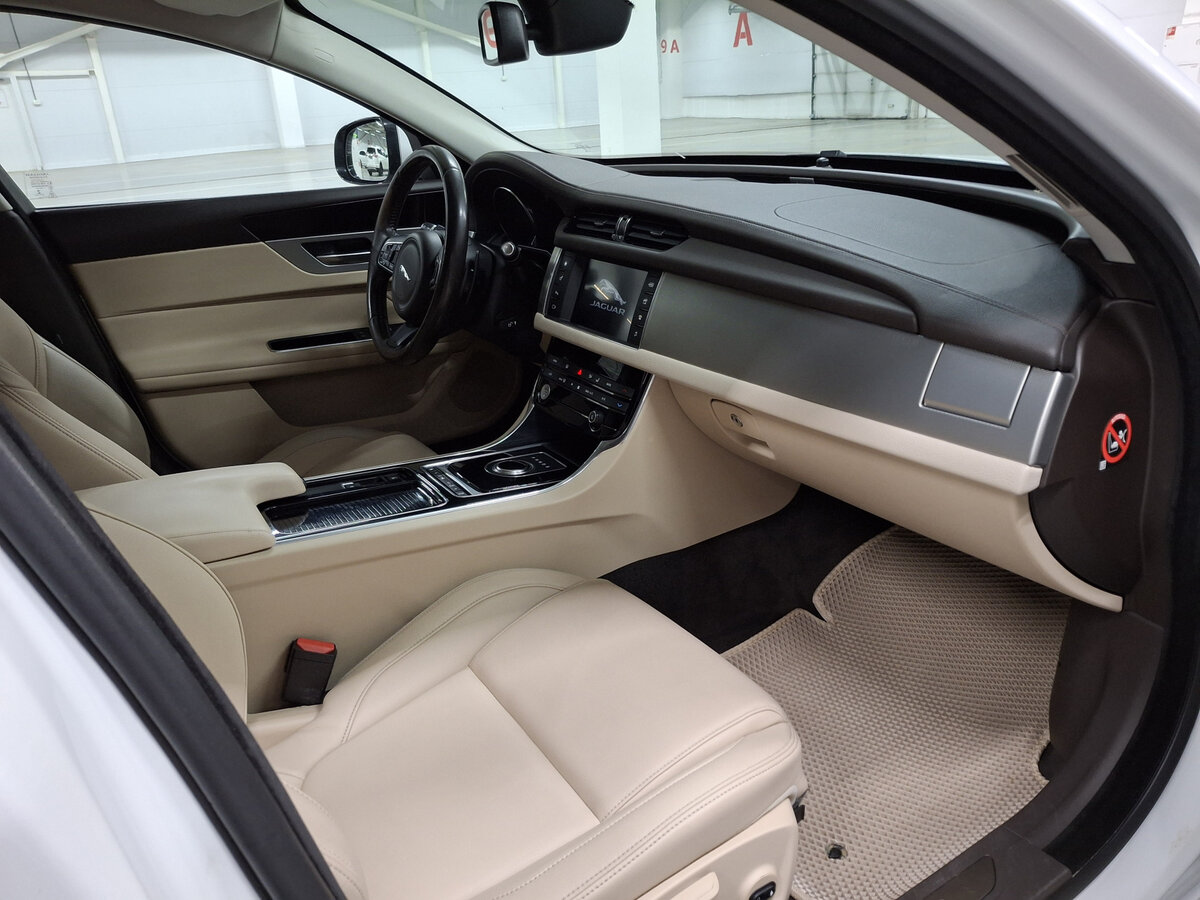 Купить Jaguar XF с пробегом. Фото: #10