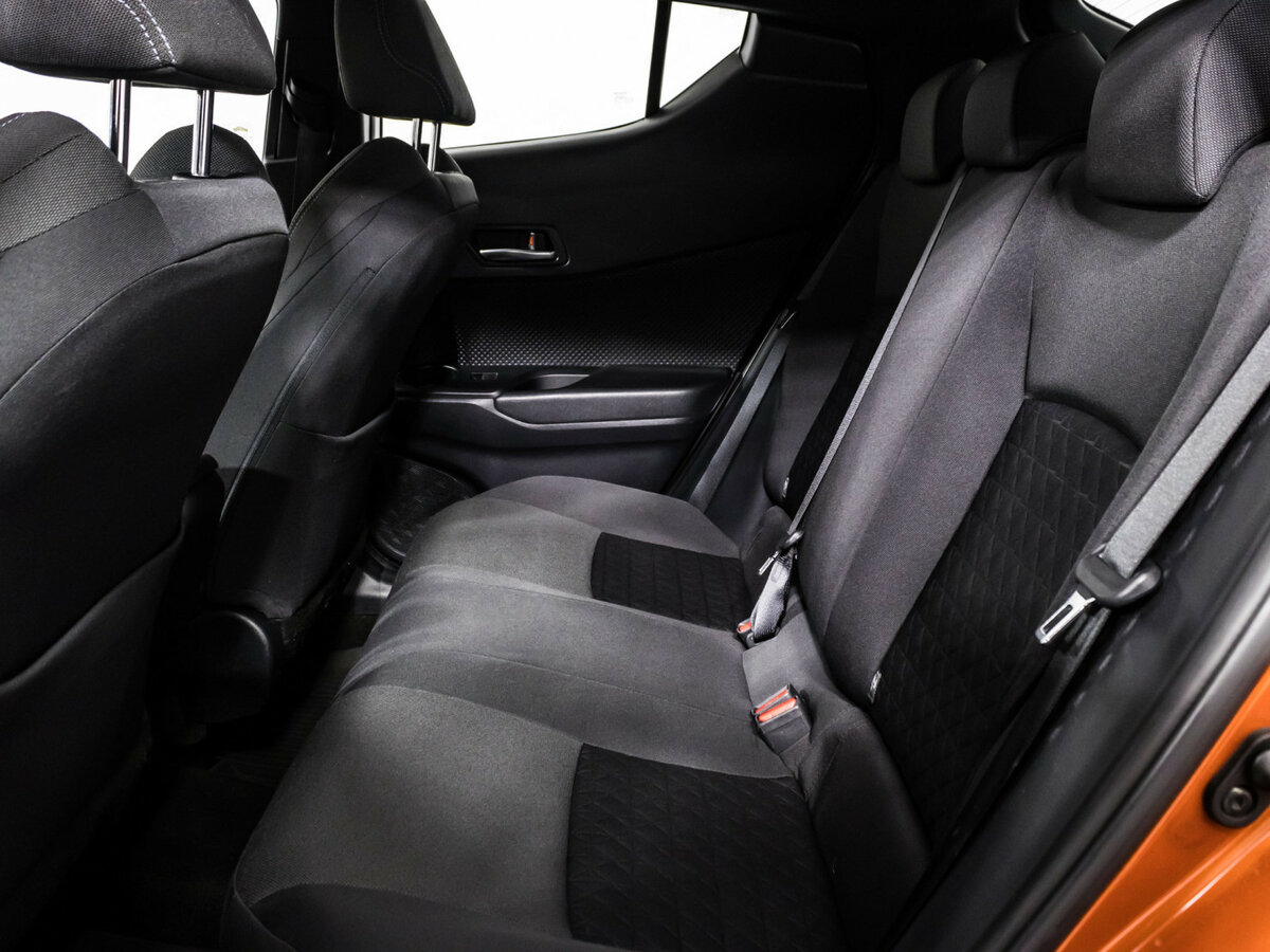 Купить Toyota C-HR с пробегом. Фото: #10